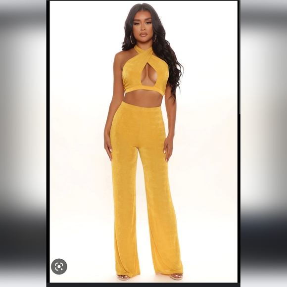 Two piece Fashion Nova halter set - Picture 1 of 4